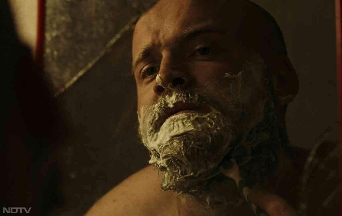 शेविंग के लिए सही रेज़र का चयन करना बहुत जरूरी है. साथ ही रेजर को धीरे चलाएं.