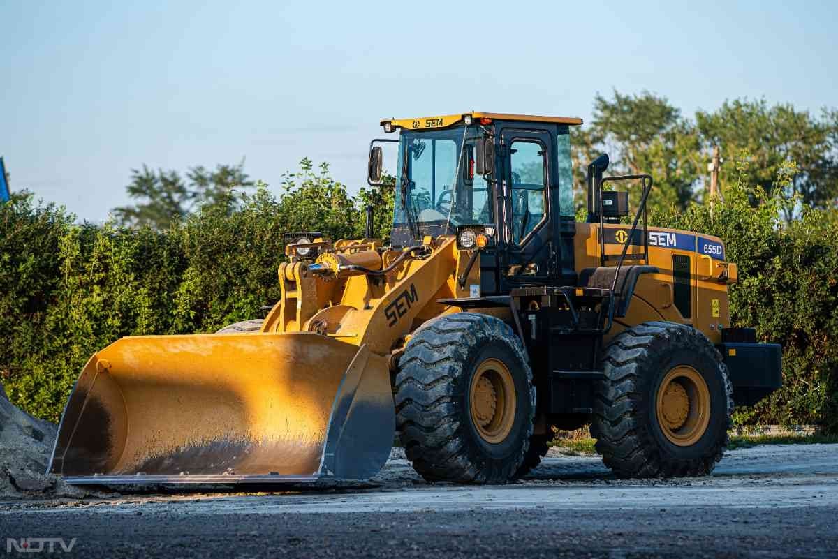 इसीलिए चलिए आज हम आपको बताते हैं कि आखिर JCB का पूरा नाम क्या है.