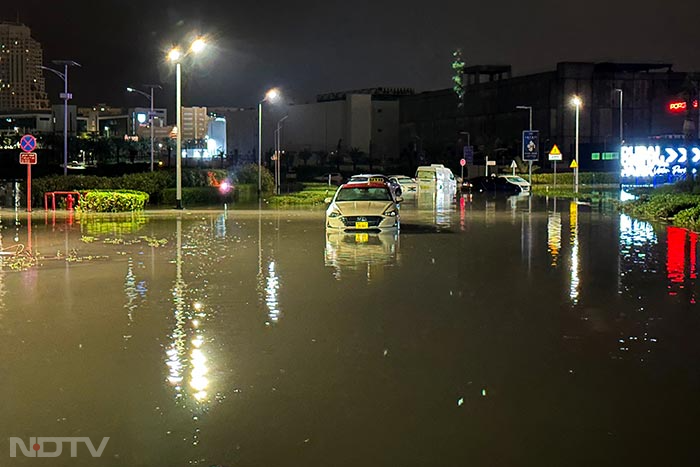 Dubai rain:  दुबई हुआ जलमग्‍न, बारिश के चलते हर तरफ है डरावना मंजर