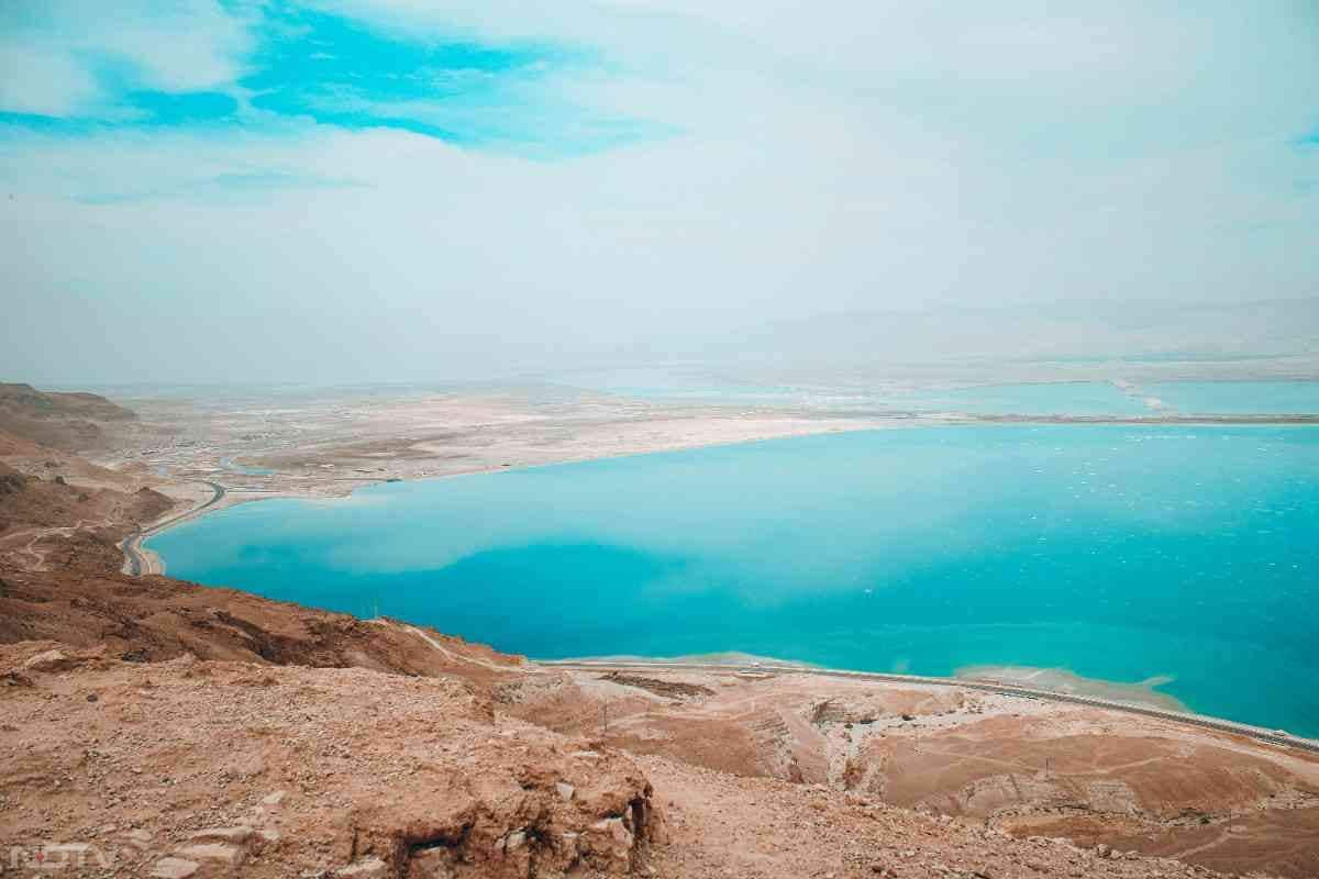 इसके पानी में नमक की मात्रा सामान्य समुद्र से लगभग दस गुना ज़्यादा होती है.