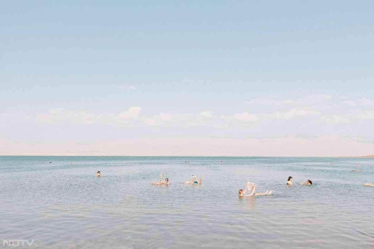 डेड सी के कीचड़ को स्किन थेरेपी में भी मूल्यवान माना जाता है.