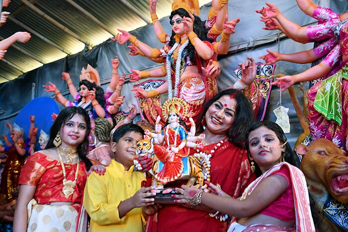 पश्चिम बंगाल में दुर्गा पूजा की धूम, 'मां' के ये रूप मोह लेंगे आपका मन...