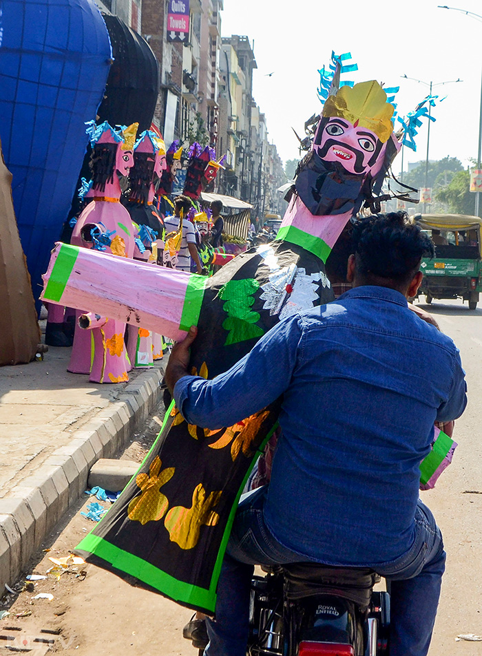 अमृतसर में दशहरा समारोह के लिए 'रावण' का पुतला ले जाते लोग. यहां सड़कें भी रावण के पुतलों से सजी हुई नजर आ रही हैं. फोटो: पीटीआई