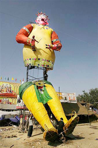 <b>Big brother:</b> Workers put up an effigy of Meghnath, one of three demons whose effigy Hindus burn to celebrate the Dussehra festival, in New Delhi. (AP)