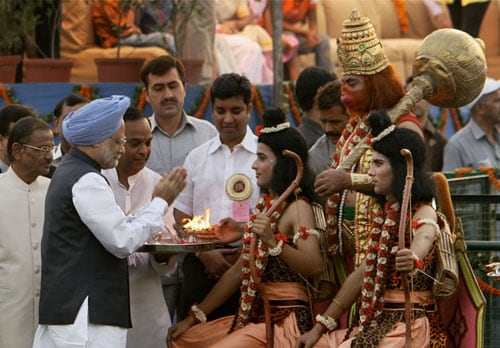 <b>A welcome:</b>  Prime Minister Manmohan Singh performs puja of Lords Ram, Lakshman and Hanuman during 'Dussehra celebrations' at Subhash Maidan in New Delhi. (PTI)