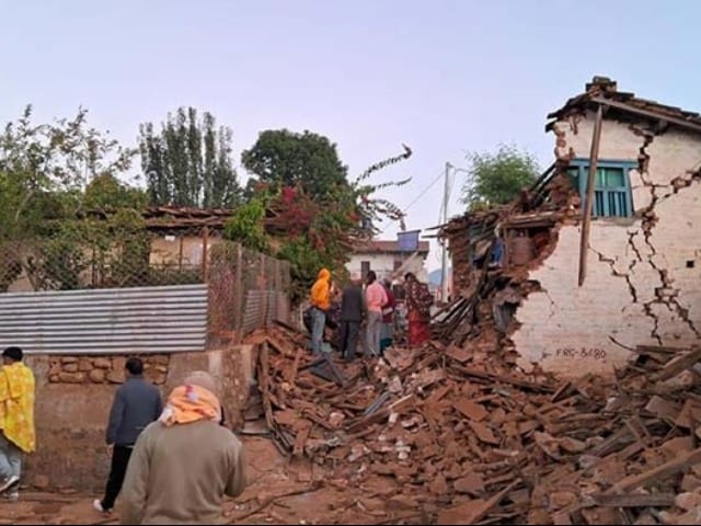 Photo : Nepal Earthquake: नेपाल में भूकंप से भारी तबाही, अब तक 128 लोगों की मौत, बचाव अभियान जारी