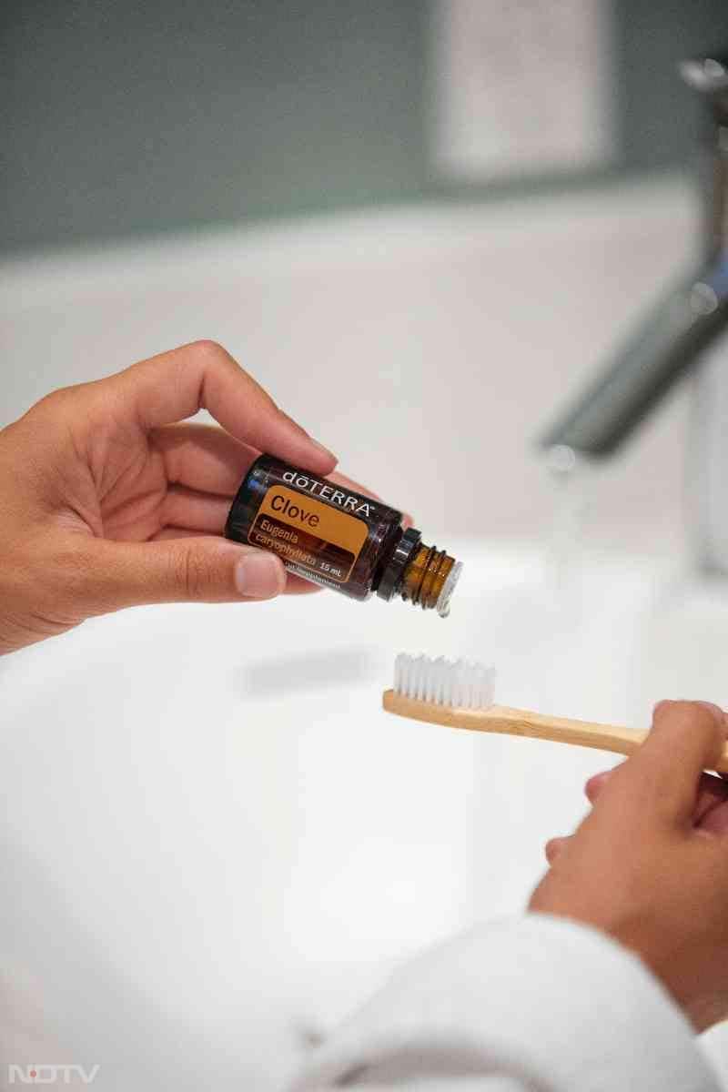 आपके दांतों पर ज्यादा दर्द है तो आप लौंग के तेल का इस्तेमाल कर सकते हैं.