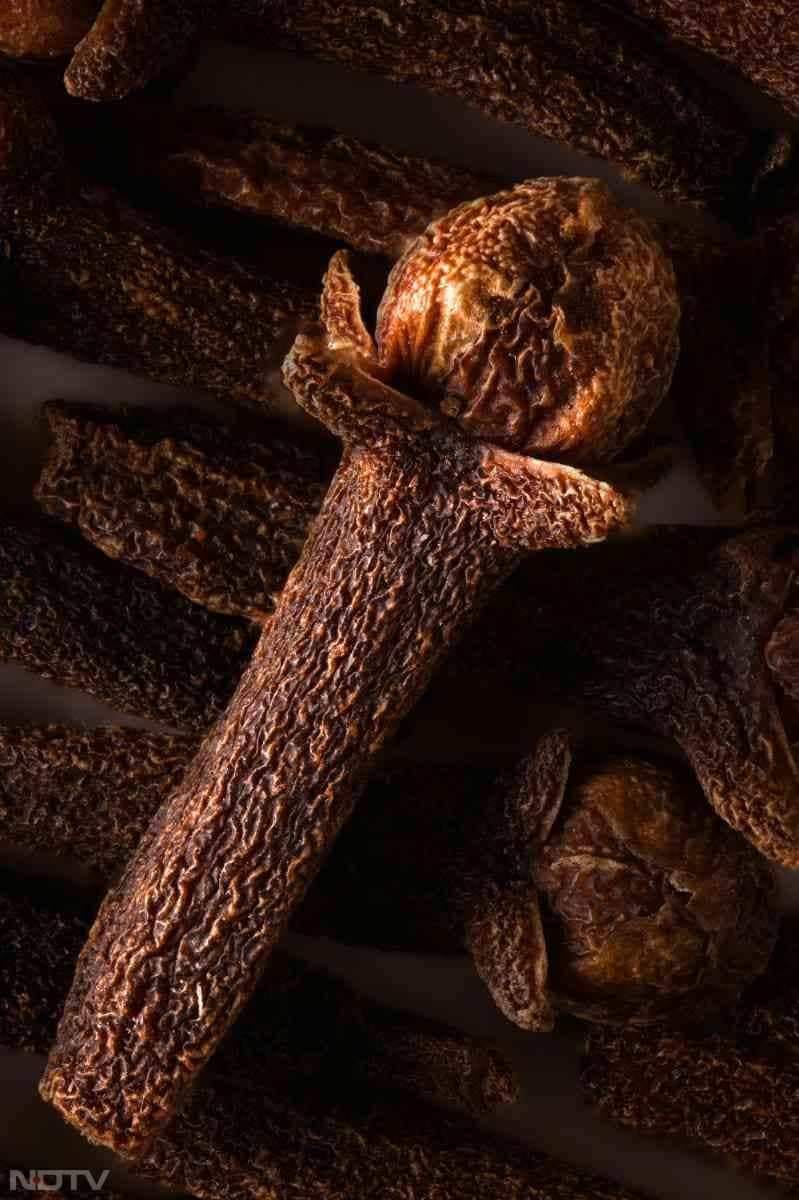 आपको बस खाना खाने के बाद एक लौंग को धीरे-धीरे चबाकर खाते रहना है.