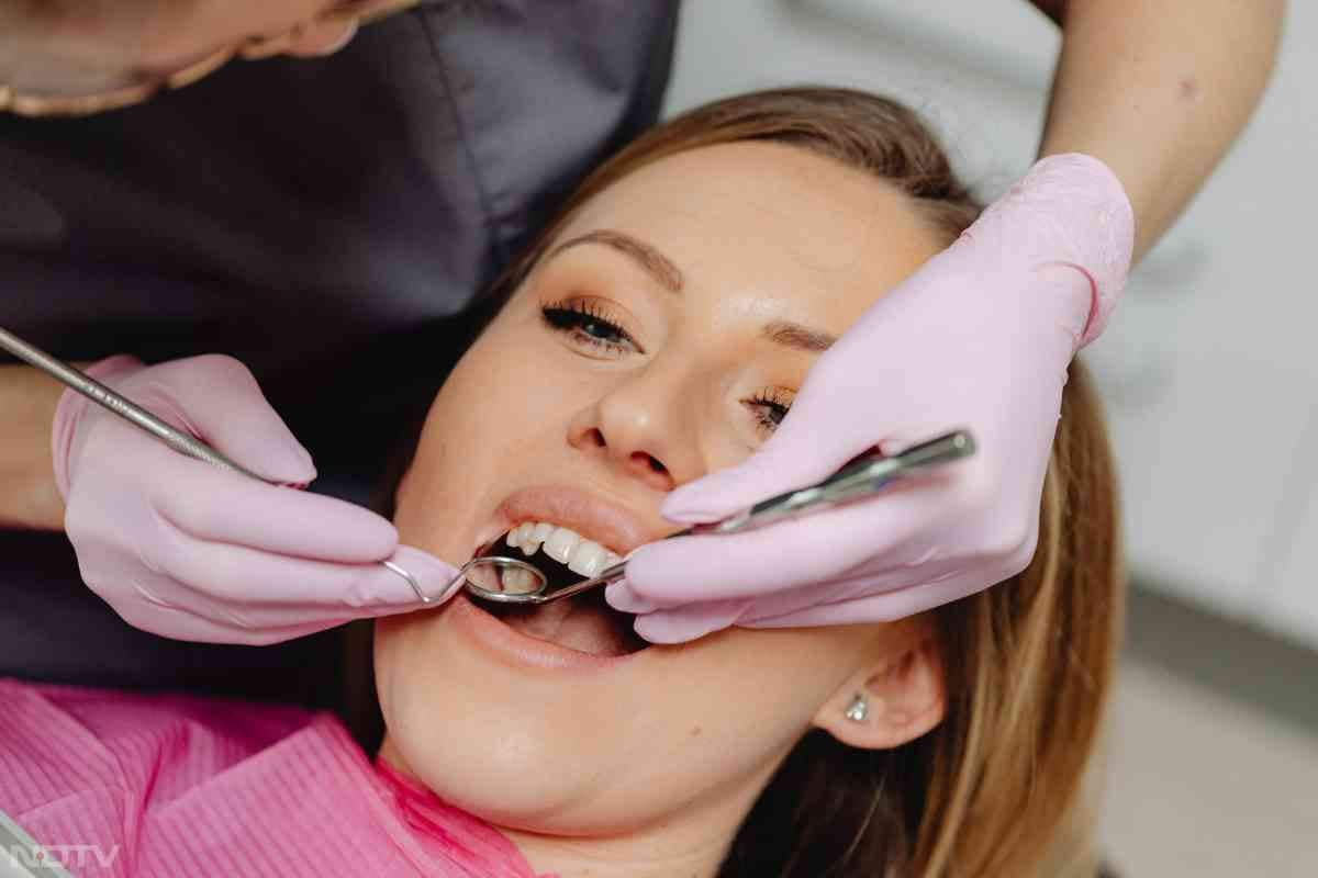 कीड़ा लगने से दांतों में दर्द होता है और कई बार दांत को निकलवाना तक पड़ सकता है.