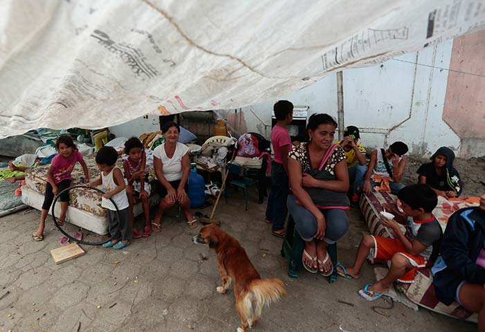 People prepare beds to spend the night after a 7.8-magnitude quake,in Bahia de Caraquez, Ecuador. (AFP Photo)