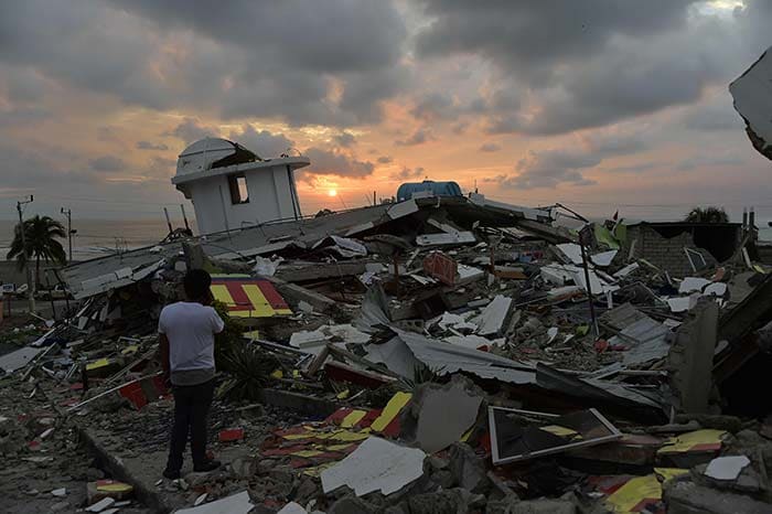 The sun sets in one of Ecuador's worst-hit towns, Pedernales, a day after a 7.8-magnitude earthquake hit the country. (AFP Photo)