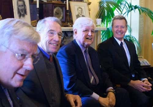 <span class="lh16 fa fs12 fb">Sen. Edward Kennedy (2nd-R) talks with Sen. Max Baucus (R), Sen. Charles Grassley (2nd-L) and Sen. Mike Enzi (L) during a meeting on Capitol Hill on November 19, 2008 in Washington, DC. The Senators discussed efforts for comprehensive health reform. (AFP Photo)</span>