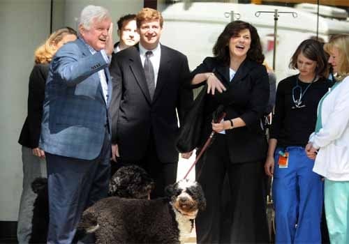 <span class="lh16 fa fs12 fb">US Senator Edward "Ted" M. Kennedy (L) waves to onlookers as he leaves Massachusetts General Hospital with his son Rep. Patrick Kennedy (C) and wife Vickie Kennedy (3rd-R) on May 21, 2008 in Boston, Massachusetts. Kennedy was released one day after being diagnosed with a malignant brain tumor. (AFP Photo)<span class="lh16 fa fs12 fb">US Senator Edward "Ted" M. Kennedy (L) waves to onlookers as he leaves Massachusetts General Hospital with his son Rep. Patrick Kennedy (C) and wife Vickie Kennedy (3rd-R) on May 21, 2008 in Boston, Massachusetts. Kennedy was released one day after being diagnosed with a malignant brain tumor. (AFP Photo)</span></span>