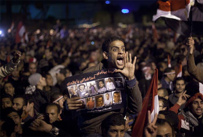 Protesters enraged by Mubarak's latest refusal to step down streamed into the Tahrir Square and took positions outside key symbols of the hated regime, promising to expand their push to drive the Egyptian president out. (AFP Photo)