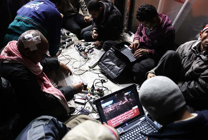 Bloggers, who have had a key role in the uprising, work on their laptops from Cairo's Tahrir Square. (AFP Photo)