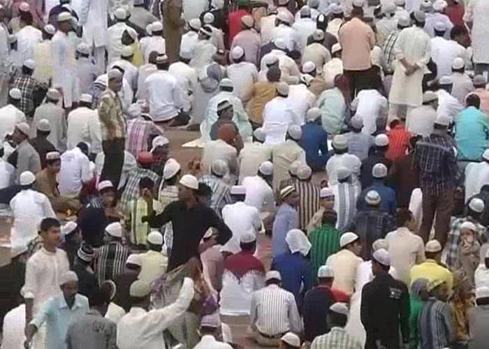 Wearing new clothes and skull caps, men and children offered prayers at hundreds of Eidgahs and mosques in twin cities of Hyderabad and Secunderabad, Nizamabad, Adilabad, Karimnagar, Kurnool, Guntur, Vijayawada, Kadapa and other towns.