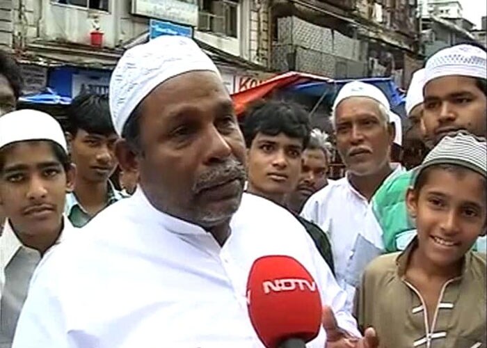 The 'imams' in Hyderabad prayed for world peace and an end to the sufferings of Muslims of Palestine, Syria, Egypt, Iraq, Afghanistan, Myanmar and other countries.