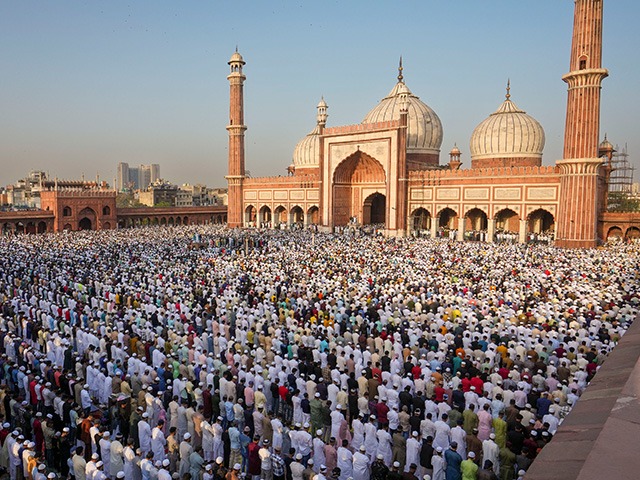 Eid-al-Fitr 2023: भारत में ईद-उल-फितर की धूम, नमाज़ अदा कर लोगों ने दी ईद की मुबारकबाद