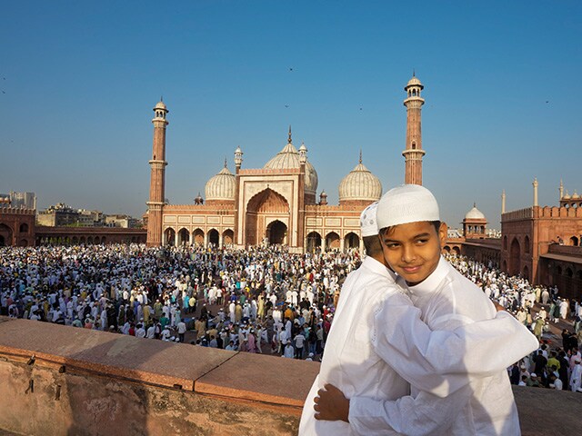 Eid-al-Fitr 2023: भारत में ईद-उल-फितर की धूम, नमाज़ अदा कर लोगों ने दी ईद की मुबारकबाद