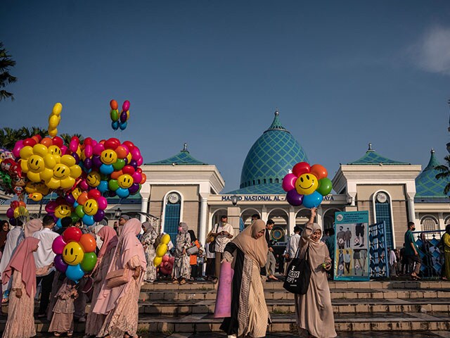 Eid-al-Fitr 2023: दुनियाभर में धूमधाम से मनाया जा रहा है ईद-उल-फितर का त्योहार, देखें तस्वीरें