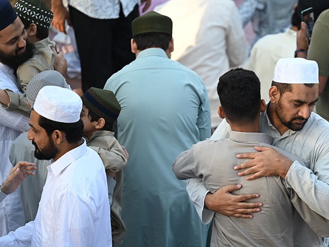 Eid-al-Fitr 2023: दुनियाभर में धूमधाम से मनाया जा रहा है ईद-उल-फितर का त्योहार, देखें तस्वीरें