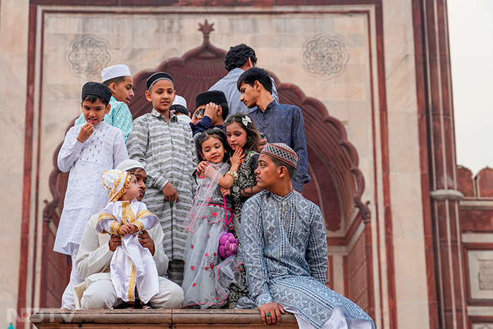 Eid-ul-Fitr 2024: देशभर में आज मनाया जा रहा है ईद का जश्न, एक-दूसरे के गले लग लोग दे रहे हैं बधाई
