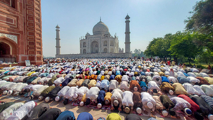 Eid-ul-Fitr 2024: देशभर में आज मनाया जा रहा है ईद का जश्न, एक-दूसरे के गले लग लोग दे रहे हैं बधाई