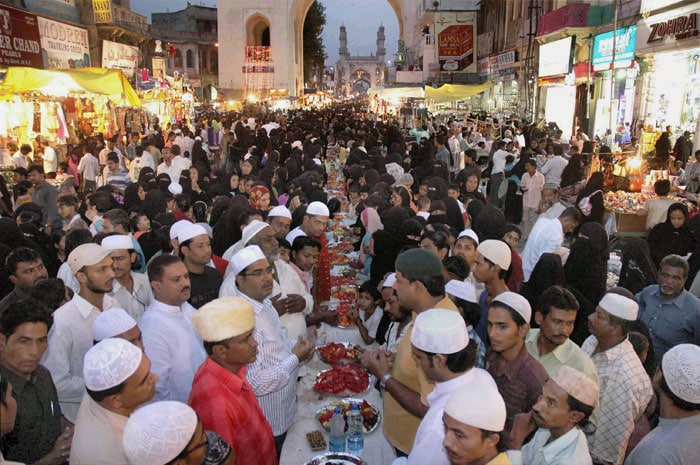 <strong><em>Alvida iftar</em>:</strong> Muslim devotees attend Iftar in large numbers at Machli Kaman, in Hyderabad.<br />
<br />
Eid-ul-Fitr is one of the most important festivals celebrated by Muslims all over the world. <em>(PTI)</em>