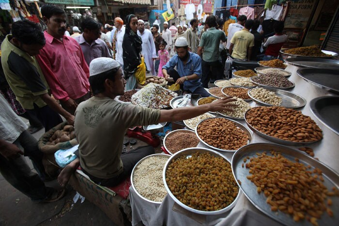 <strong>End of Ramzan:</strong> People on a shopping spree on the eve of Eid-ul-Fitr at Jama Masjid, in New Delhi. <em>(PTI)</em>