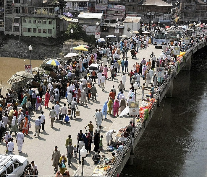 The bird's eye view of a Srinagar market place buzzing with activity ahead of Eid-ul-fitr.(PTI Photo)