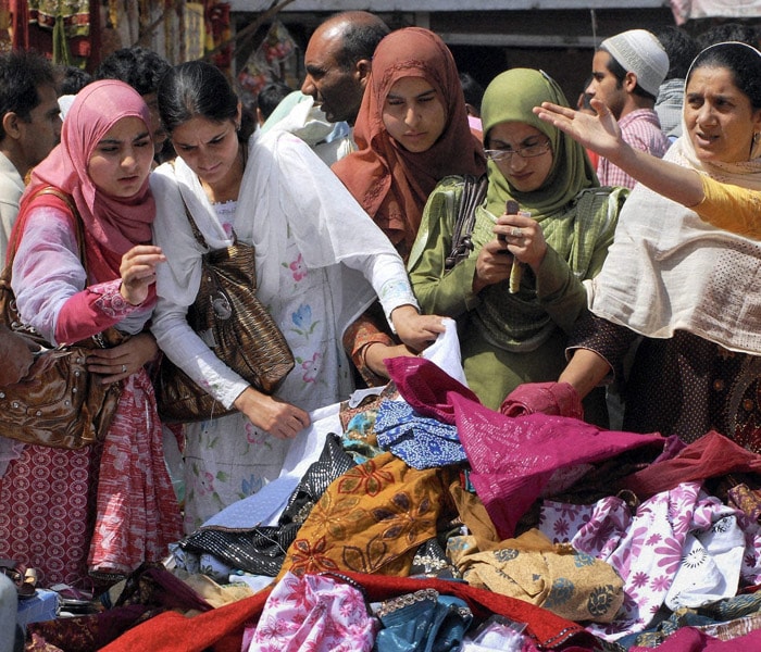 Women shop for new clothes on the eve of Eid-ul-fitr in Srinagar.(PTI Photo)