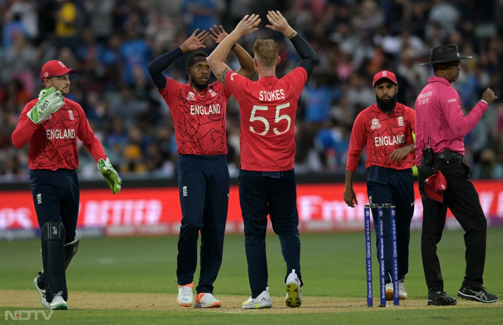 England restricted Pakistan to 137 for 8 in 20 overs in the final match at the Melbourne Cricket Ground.