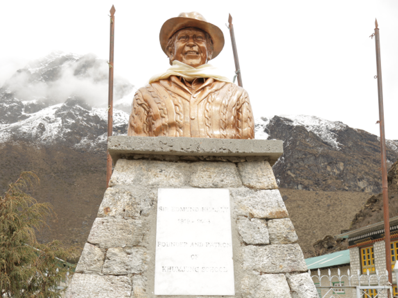 Photo : Operation Everest Summiteers Visit Khumjung School Established by Sir Edmund Hillary