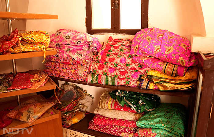 Generations of women in Karauli have distinguished themselves as traditional artisans, skillfully crafting Rajasthani garments such as Lugdi and Odhani. They also excel in intricate crafts like zardozi work, Gota Patti sarees, handblock printing, jewelry making, and various other artisanal items.