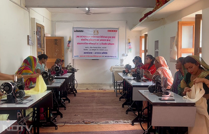 By training women in sewing skills, in a group of 10, over 25 days, the Usha Silai School initiative provides them with a sewing-based income-generating platform. The intention is to extend professional sewing training to poor women while incorporating the artisanal legacy of Karauli.