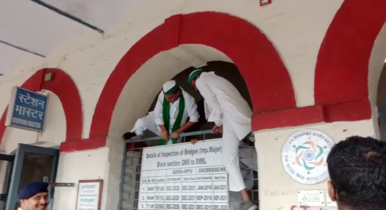 A few farmers climbed over barricades set up by the police in western Uttar Pradesh's Hapur railway station and then ran across the tracks, leading to police chasing them down.