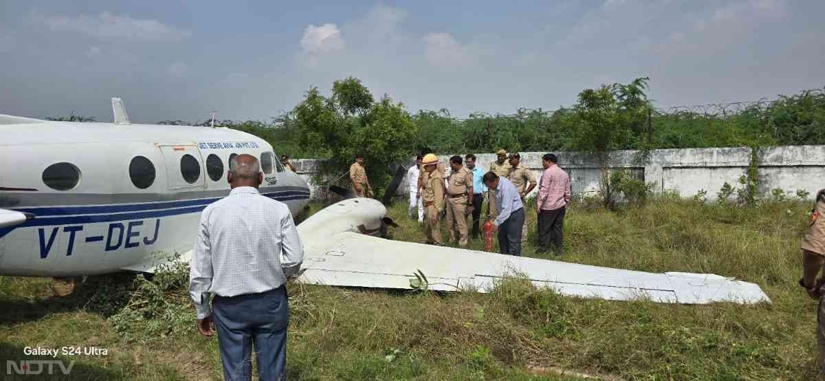 यूपी के फर्रुखाबाद में रनवे से फिसलकर झाड़ियों में घुस गया विमान, देखिए तस्वीरें