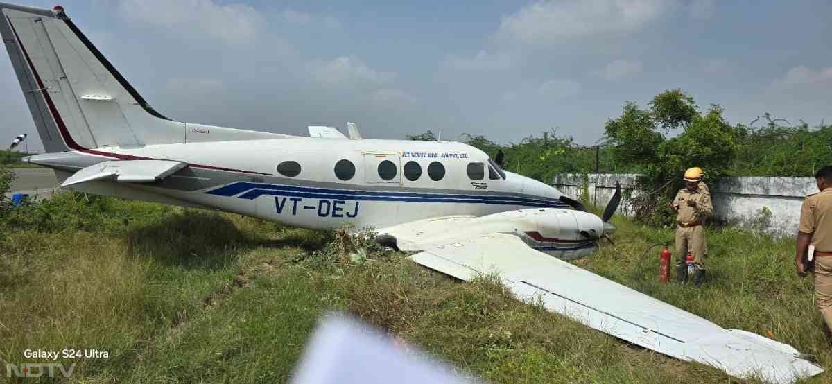 यूपी के फर्रुखाबाद में रनवे से फिसलकर झाड़ियों में घुस गया विमान, देखिए तस्वीरें
