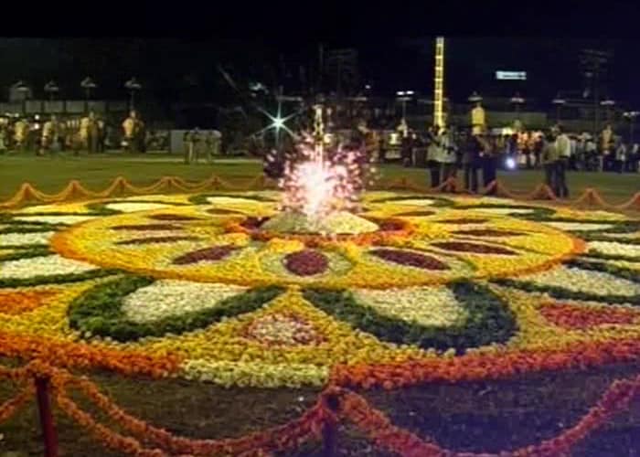 In these ten days, the cultural and traditional aspects of Kerala are joyfully and colourfully represented in the celebrations associated with Onam.<br><br>People decorate their house with flowers and intricate flower items for the welcome of the king.<br><br>The multicoloured flower arrangements are called Pookalam.