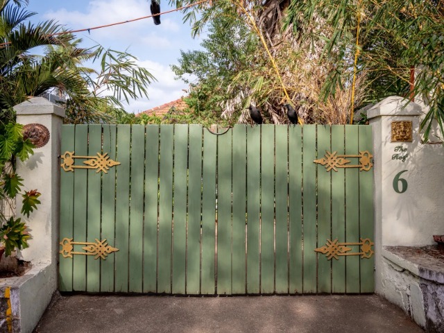 फिल्ममेकर बिमल रॉय के हॉन्टेड घर की 8 तस्वीरें, 150 साल पुराना बंगला जहां आज भी गूंजते हैं पुराने राज