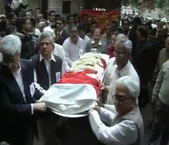 CPM leaders like general secretary Prakash Karat, Sitaram Yechury, Biman Bose and Buddhadeb Bhattacharya paid their last respects.