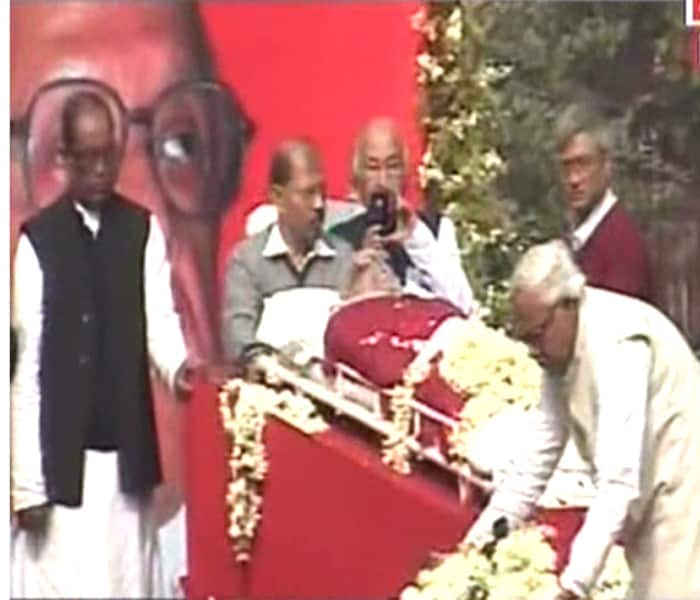 At the Writers' Building, Chief Minister Buddhadeb Bhattacharjee and Chief Secretary, Asok Mohan Chakraborty placed wreaths on Basu's body and paid their tributes.