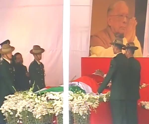 The city of Kolkata painted a somber picture on Tuesday as it bid farewell to the communist patriarch Jyoti Basu.<br><br>The hearse carrying Jyoti Basu's body reached 'Mohor Kunja' park from the state Assembly on Tuesday evening for a guard of honour. Chief Minister Buddhadeb Bhattacharya and other dignitaries were present at the venue to pay their tributes.