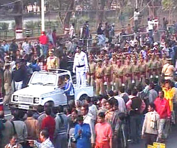 Six pallbearers drawn from the three wings of the Defence forces took Jyoti Basu's body from the Assembly premises to a gun carriage for the last journey to 'Mohor Kunja'.<br><br>The pallbearers carried the body, draped in the national tri-colour, to the gun carriage at the north gate.