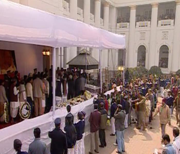 Besides VIPs, the larger public also queued up outside the Assembly to pay their last respects to the leader.