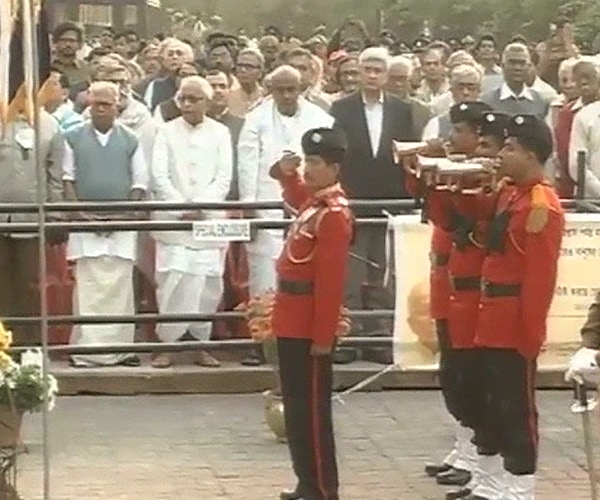 The body was placed on the gun-carriage draped with a red cloth and as it began moving soldiers with reversed arms marched beside it to the roll of drums.