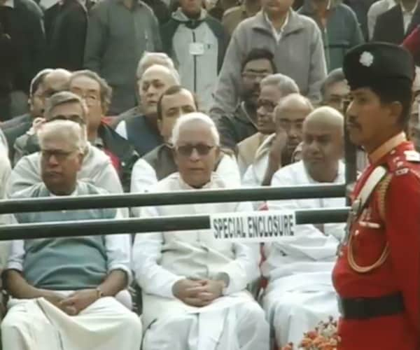 CPM state secretary Biman Bose, state Finance Minister Asim Dasgupta, Kolkata Mayor Bikash Bhattacharya led lacs of mourners who followed the gun carriage.