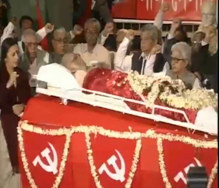 Members of Politburo as well as Central Committee paid floral homage and the characteristic 'red salaam' at the CPM Office as a mark of respect for the former Chief Minister.