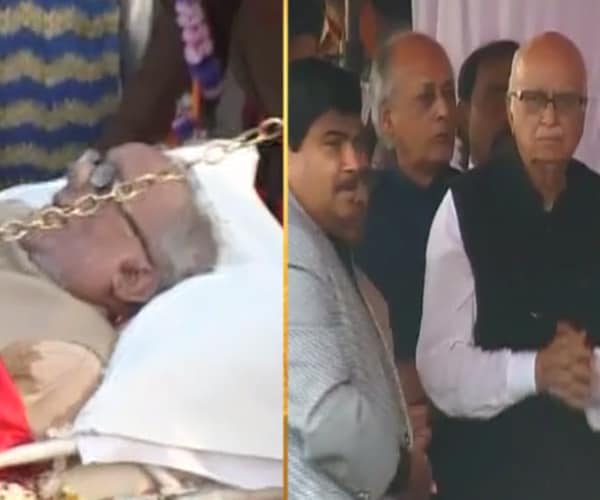 BJP leader, LK Advani along with West Bengal Chief Minister, Budhadeb Bhattacharjee was present at the State Assembly to pay homage to Jyoti Basu.