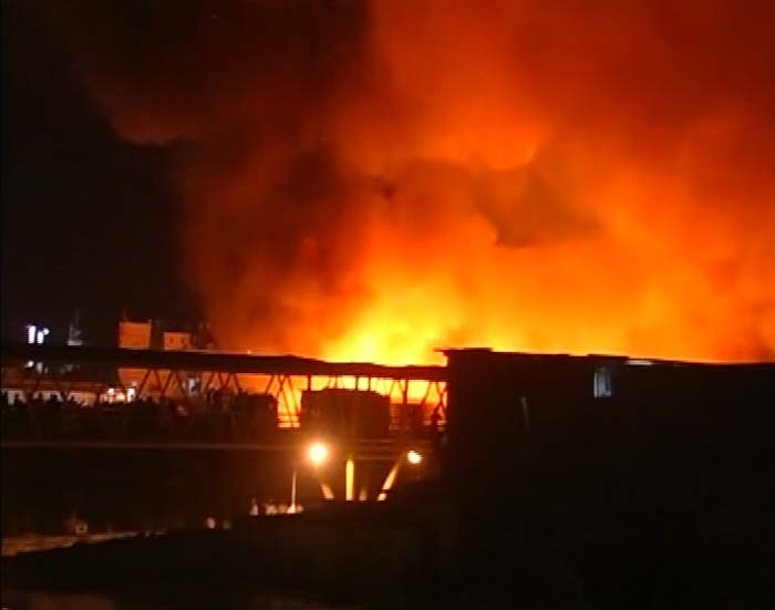 Mumbai: Fire at slum near Bandra station